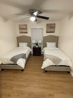 3 habitaciones, caja de seguridad en la habitación y escritorio