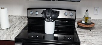 Peaceful Lehigh Duplex, 185+ 5 star Clean & Comfortable Stays