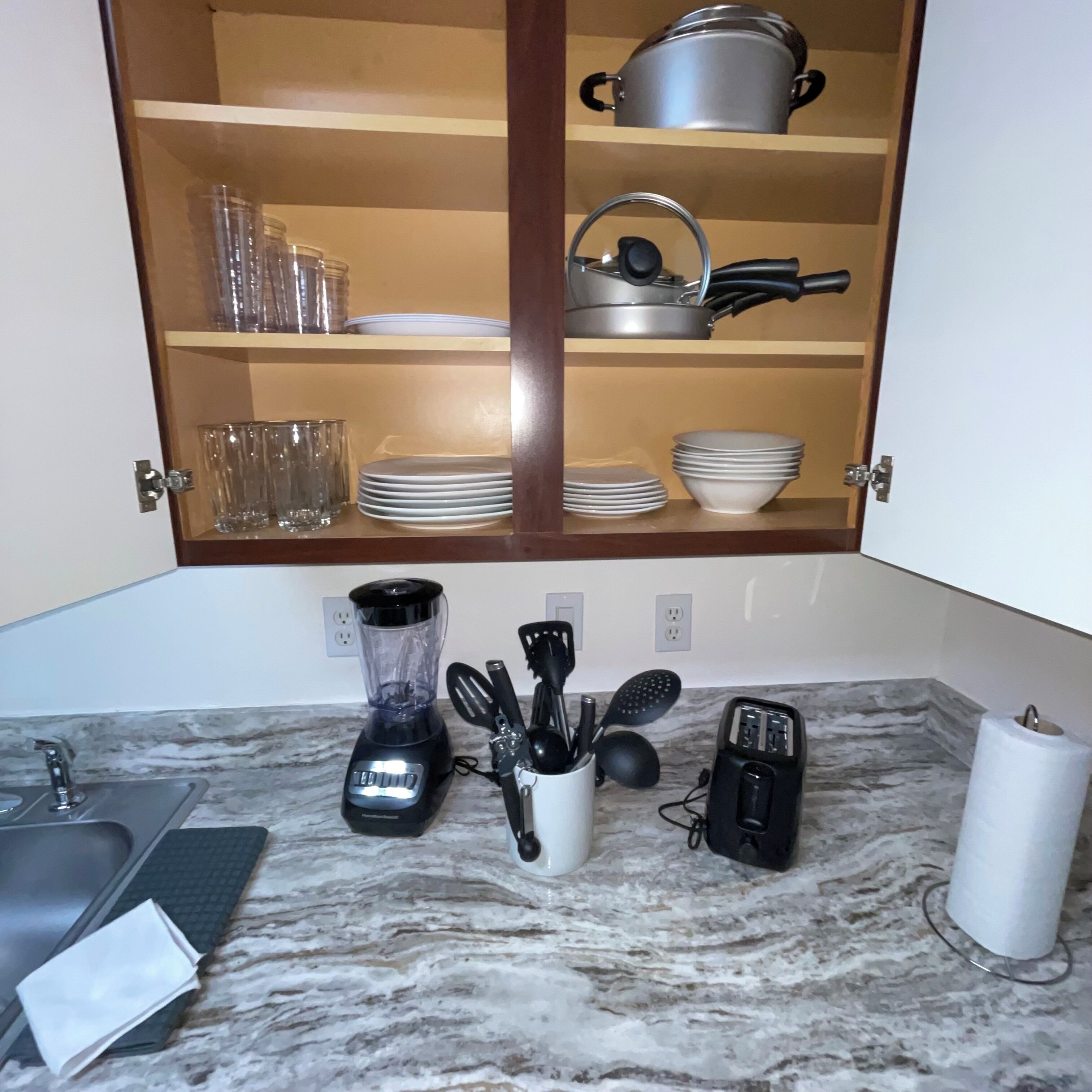 Kjøleskap, mikrobølgeovn, ovn og kokeplater