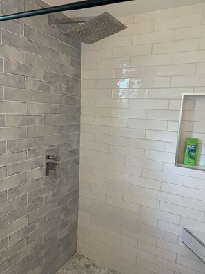 Bañera con ducha, secador de pelo, toallas, jabón