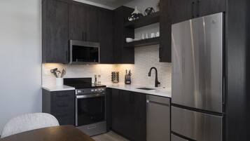 Refrigerador, microondas, horno y parrilla de estufa