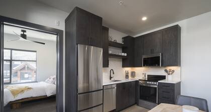 New! Park Ave Flat 4, Brand new Luxury Condo, Minutes to Everything!