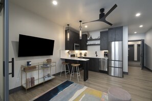 Frigorifero, microonde, forno, piano cottura