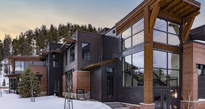 New! Park Ave Flat 12, Brand new Luxury Condo, Minutes to Everything!