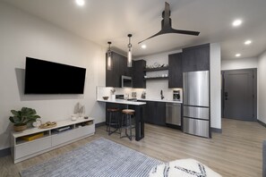 Réfrigérateur, four à micro-ondes, un four, surface de cuisson