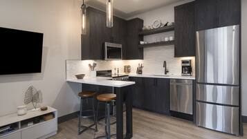 Een koelkast, een magnetron, een oven, een kookplaat