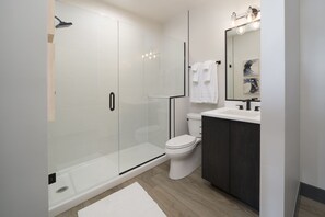 Shower, towels - Park Ave Flat 14 | Luxury Condo & Minutes to Everything! (Breckenridge)