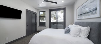 New! Park Ave Flat 15, Brand new Luxury Condo, Minutes to Everything!