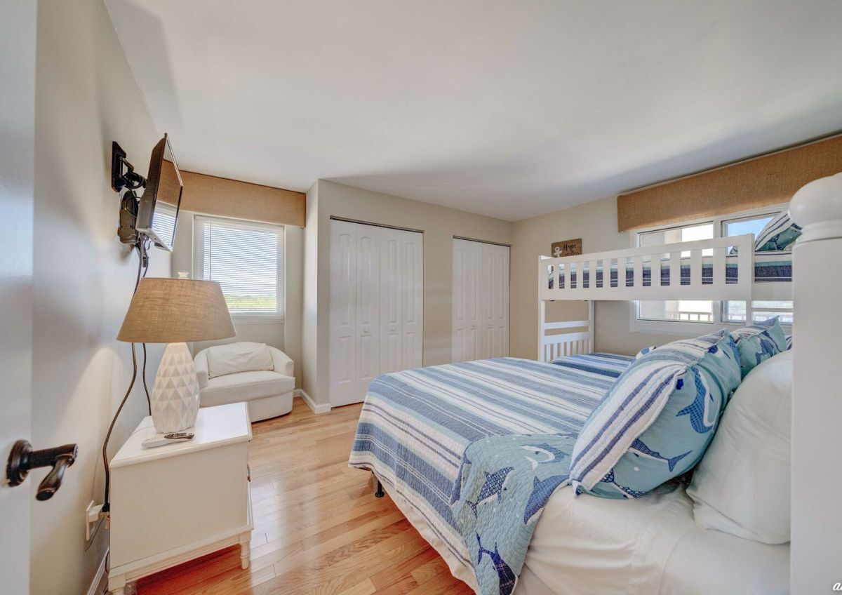 2 bedrooms, iron/ironing board, internet, bed sheets