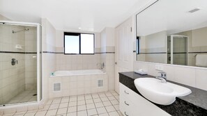 Chuveiro, banheira de hidromassagem, toalhas de banho 
