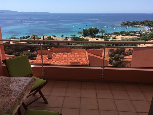 Fully-equipped 3-bedroom apartment with sea view and beach 200 m from restaurants and minimarket.