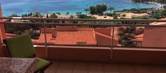 Appartement 3 ch vue mer plage à 200 m proche  restos et supérette tout équipé .
