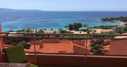 Fully-equipped 3-bedroom apartment with sea view and beach 200 m from restaurants and minimarket.