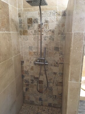 Douche, sĂšche-cheveux, serviettes fournies, savon