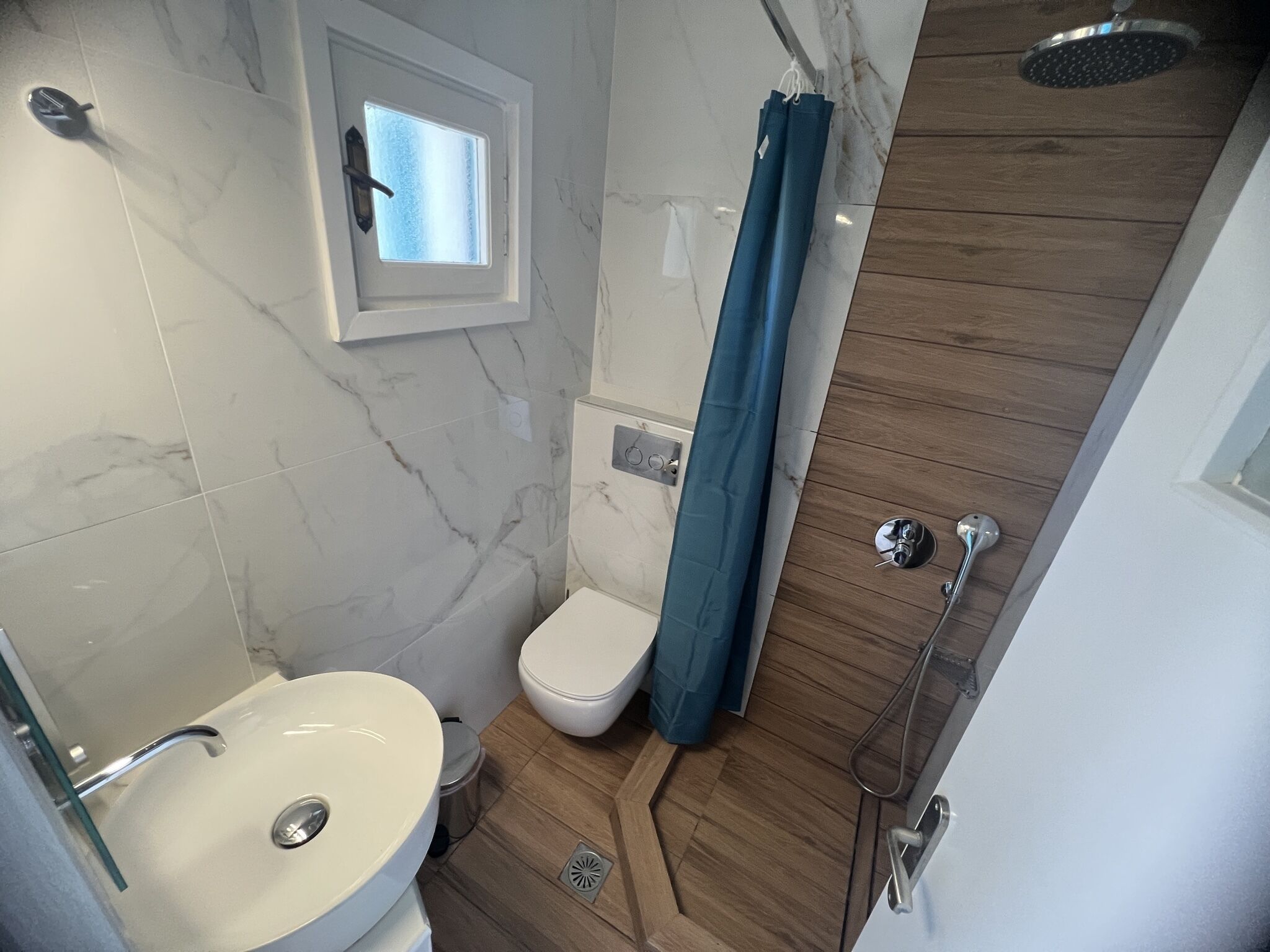 Ein Badezimmer mit Waschbecken, Toilette und Dusche.