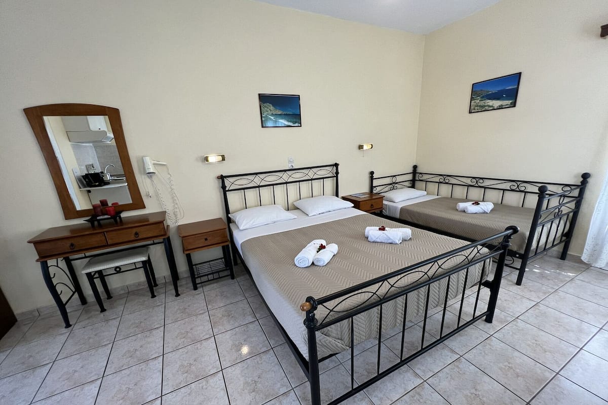 Chambre Triple | Literie de qualité supérieure, coffres-forts dans les chambres, bureau