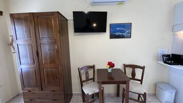 ห้องดับเบิล | บริเวณนั่งเล่น | ทีวีจอแบน 28 นิ้ว พร้อมช่องเคเบิล, ทีวี