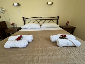 Triple Room | Premium bedding, in-room safe, desk, laptop workspace - Georgia Studios (Amorgos)