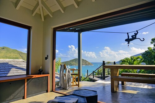 Luxury villa. Sea view. Private swimming pool. Independent bedroom and suite.