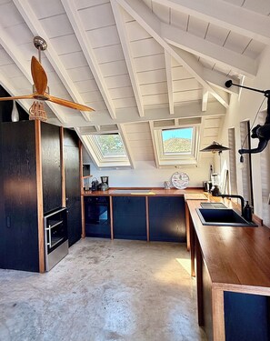 A kitchen with a built-in oven, a wooden countertop, a ceiling fan, and skylights. - Luxury villa. Sea view. Private swimming pool. Independent bedroom and suite. (SAINT MARTIN)