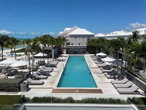 Outdoor pool - Luxury beach view & Marina view Condo at Palm Cay (Nassau)