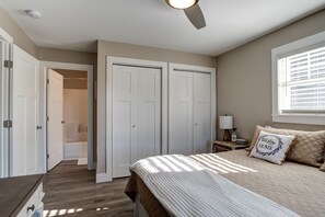 2 sovrum, skrivbord, strykjärn/strykbräda och gratis wi-fi