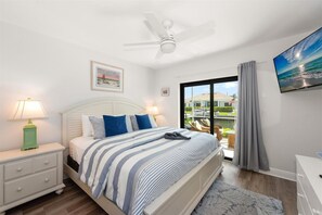 3 bedrooms, iron/ironing board, WiFi, bed sheets - Coastal Canal Home 2 King Beds, Pool, & Kayaks! (Marco island)