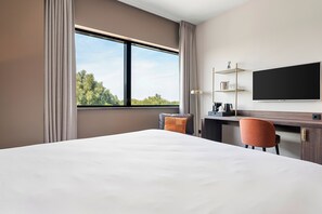 迷你吧、客房内保险箱、办公桌、笔记本电脑工作区