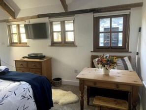 1 bedroom, WiFi, bed sheets - Stable Conversion in Tranquil Gardens and Farmland (Lesnewth)