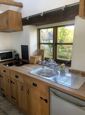 Fridge, microwave, stovetop, dishwasher - Stable Conversion in Tranquil Gardens and Farmland (Lesnewth)