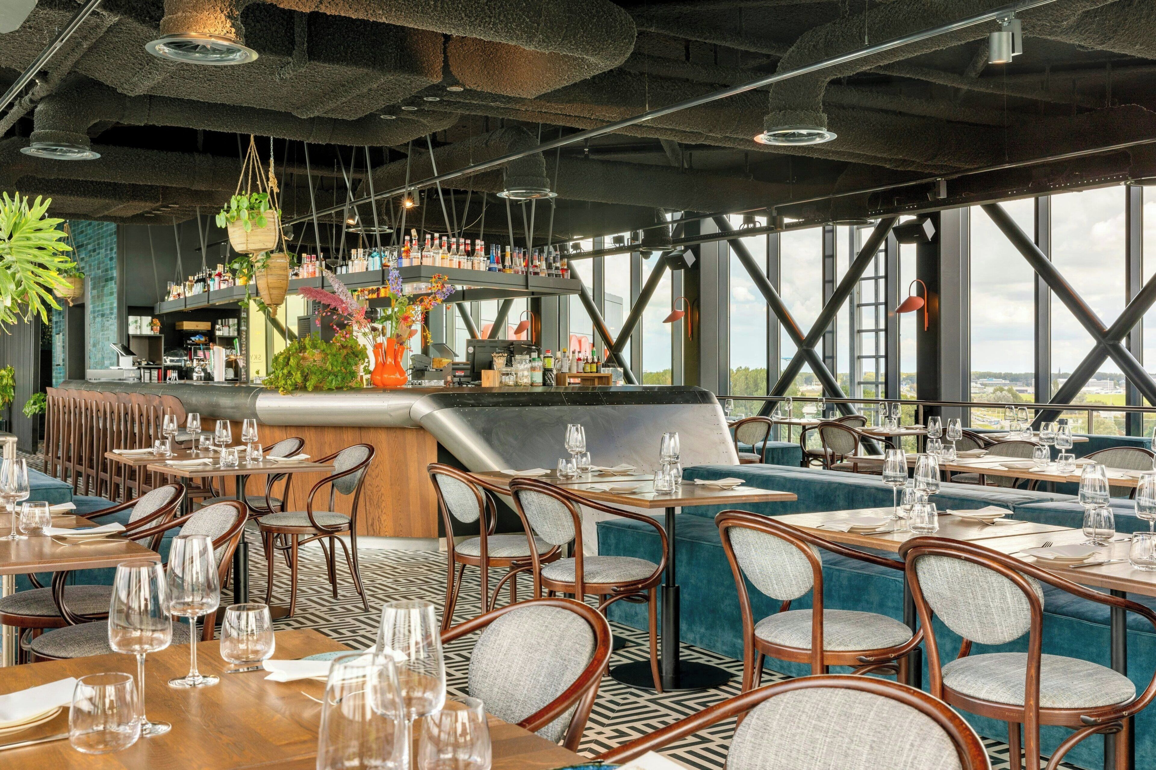 2 bars/lounges, rooftop bar, lobby lounge