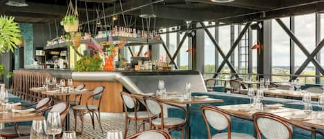 2 bars/lounges, rooftop bar, lobby lounge