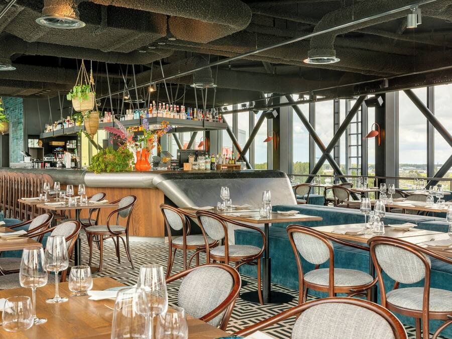 2 bar/ruang istirahat, bar atas bumbung, ruang istirahat di lobi