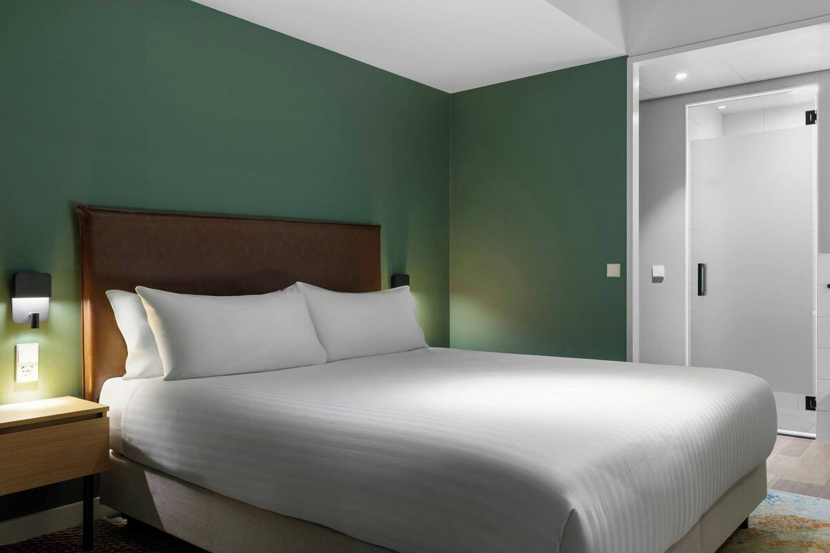 In-room safe, desk, laptop workspace, soundproofing