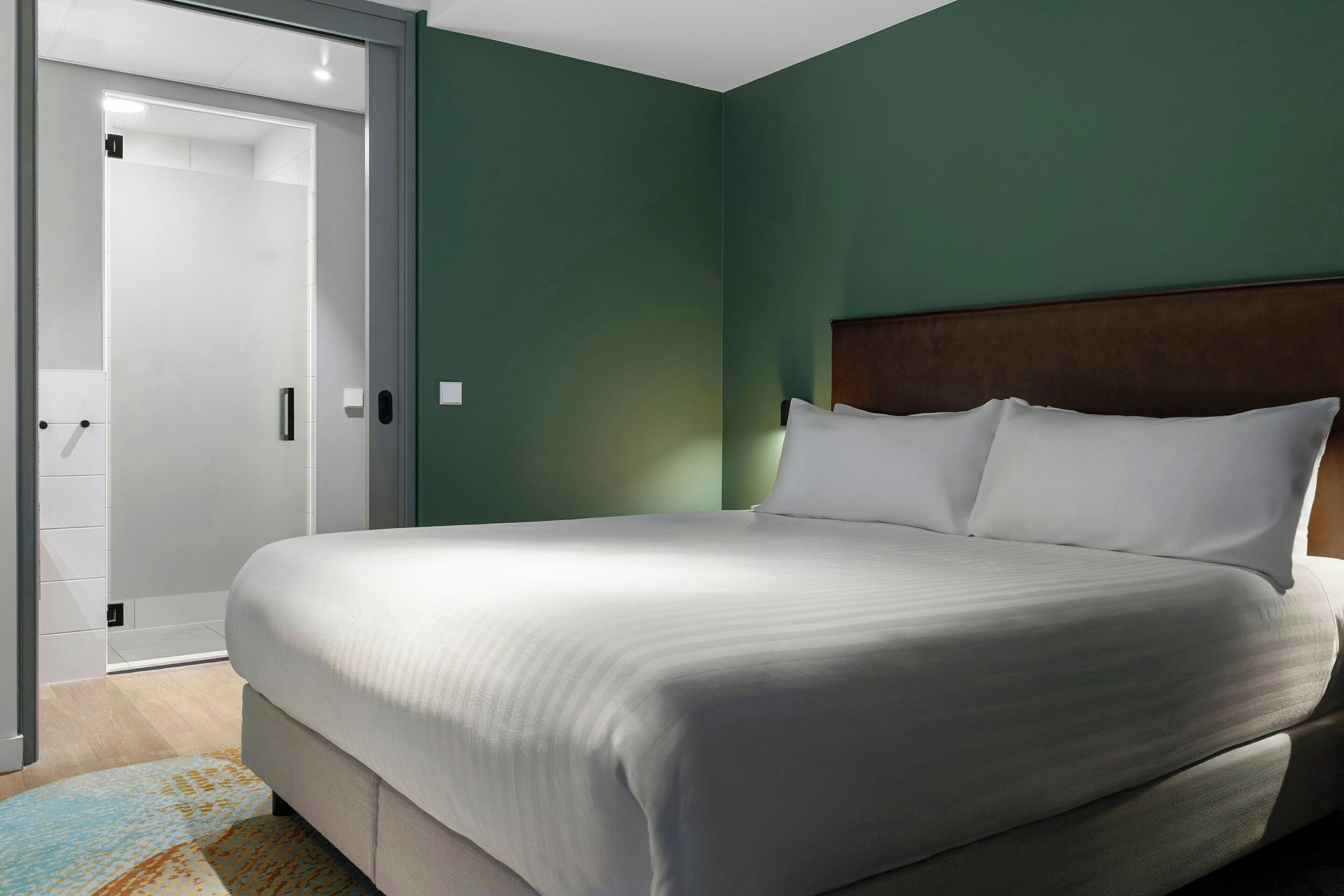 King Studio Apartment | Värdeförvaringsskåp på rummet, skrivbord och arbetsyta för laptop