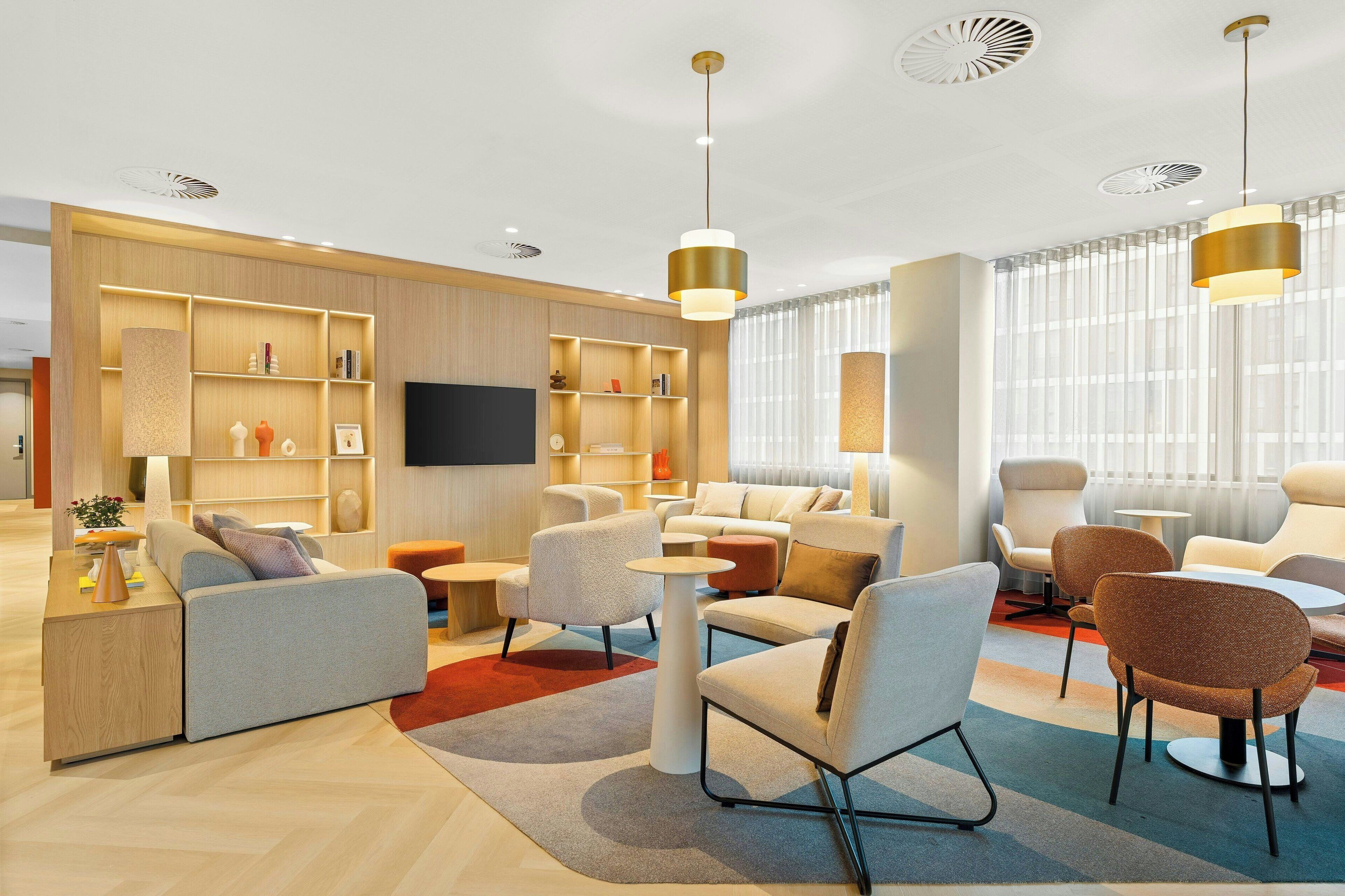 2 bars/lounges, rooftop bar, lobby lounge