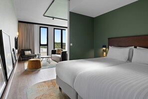 Estudi | Caixa forta a l'habitació i escriptori 