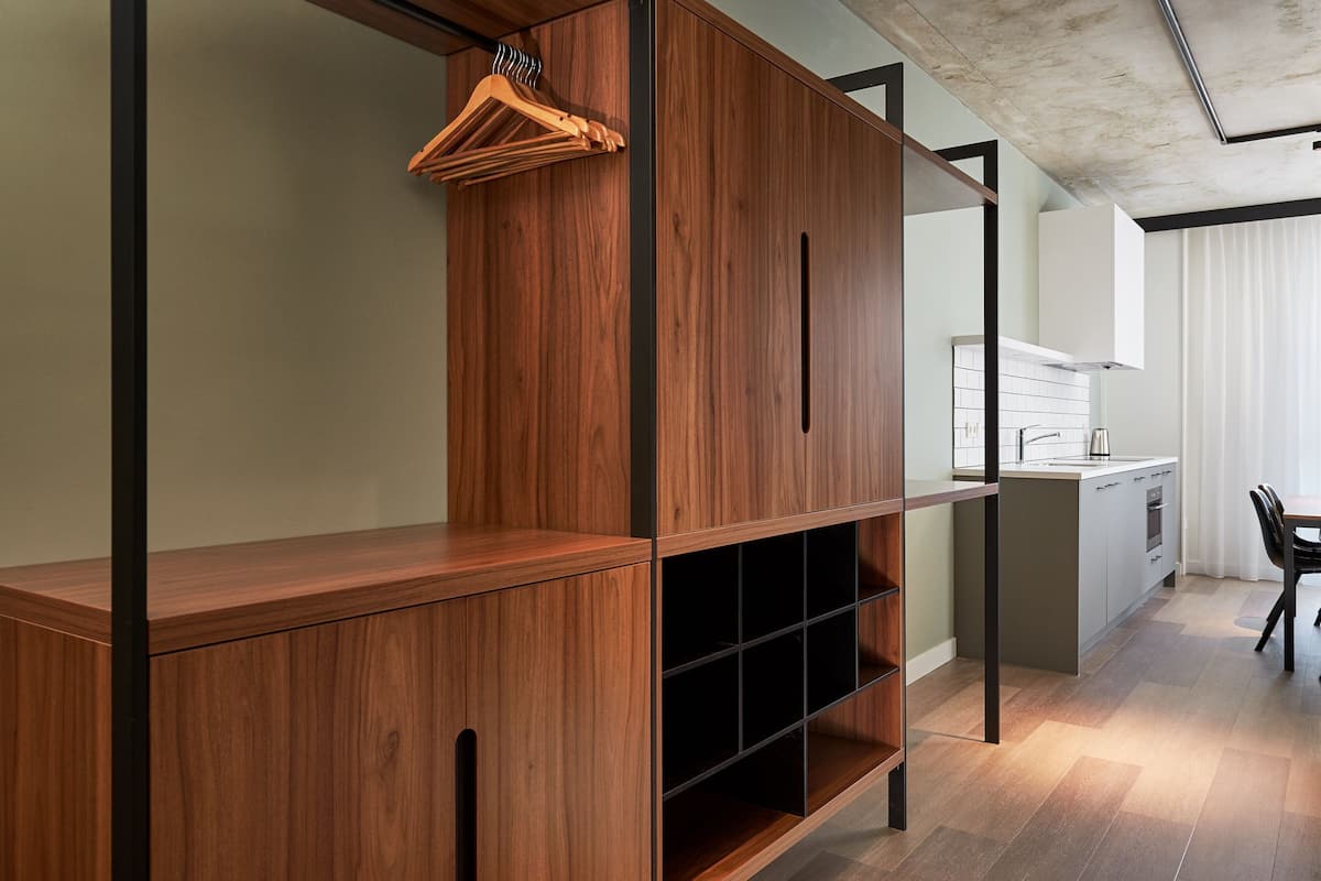 Een kluis op de kamer, een bureau, een laptopwerkplek