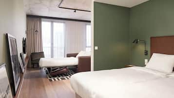 Twin Studio Apartment with Sofa Bed | Una cassaforte in camera, una scrivania, postazione laptop