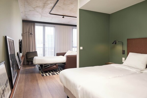 Twin Studio Apartment with Sofa Bed | Een kluis op de kamer, een bureau, een laptopwerkplek