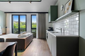 Twin Studio Apartment with Sofa Bed | Peti besi dalam bilik, meja, ruang kerja komputer riba, kalis bunyi 