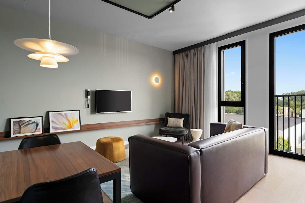 Safe på rommet, skrivebord, skrivebord for bærbar PC og lydisolert