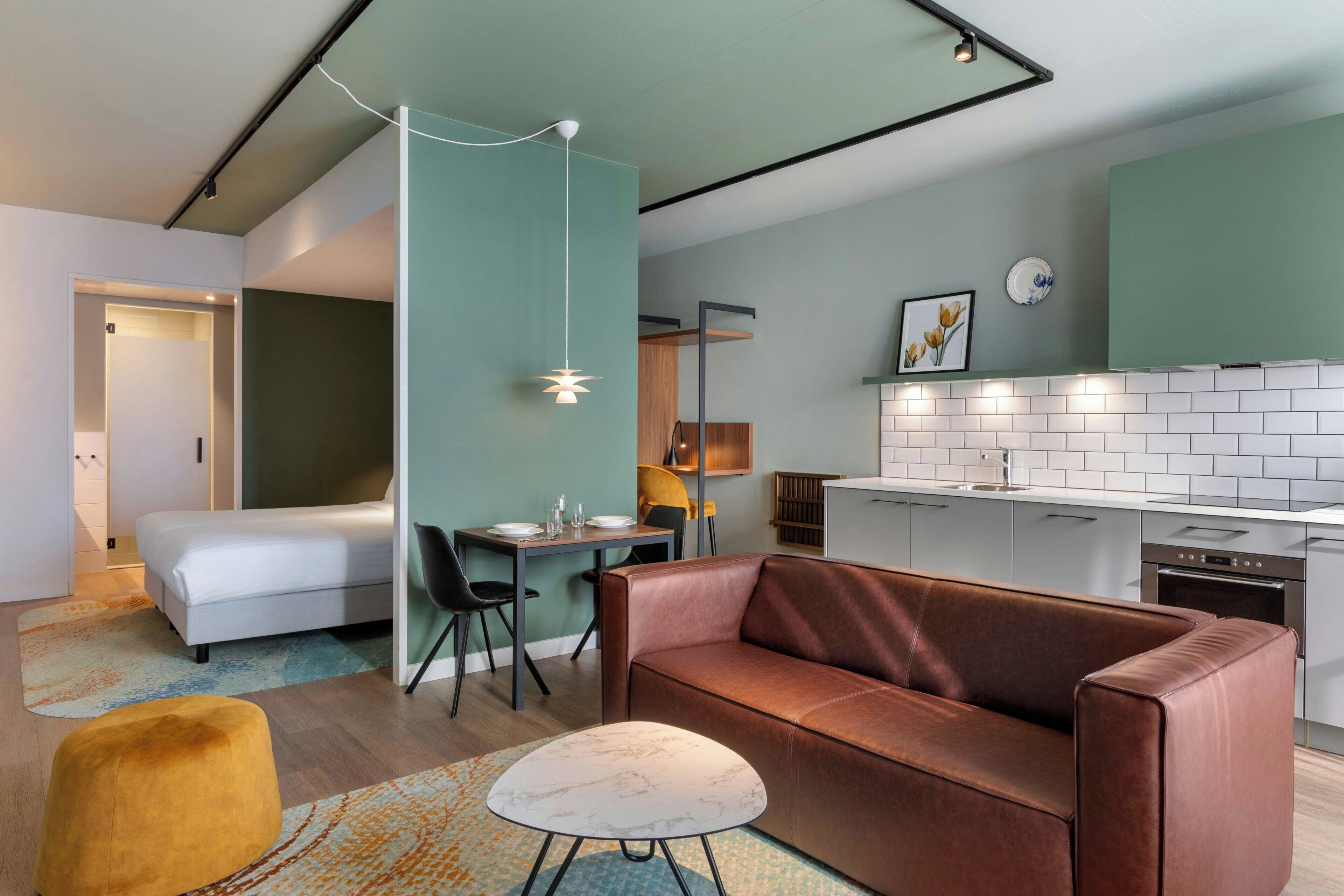Un apartamento moderno con sala de estar, kitchenette y comedor.