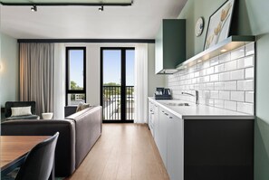 Frigorifero, microonde, forno, piano cottura