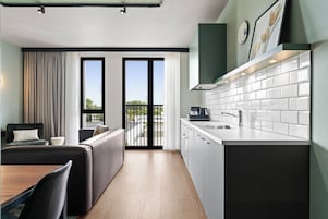 Geladeira, micro-ondas, fogão, cooktop