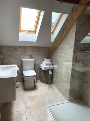 Bañera con ducha, secador de pelo, toallas, jabón