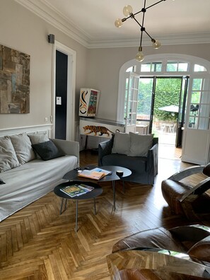 Televisie en een open haard