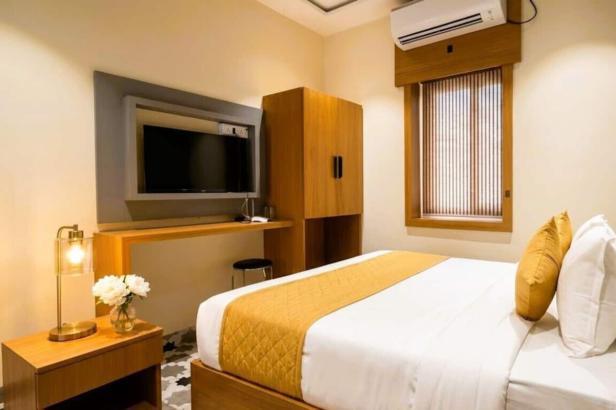 Deluxe-huone | Memory foam -patjalliset sängyt, minibaari, työpöytä