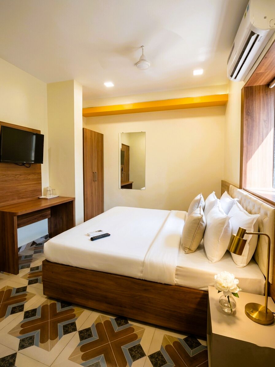 Memory-foam beds, minibar, desk, laptop workspace