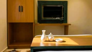 Quarto luxo | Camas com colchões de espuma com sistema de memória, frigobar